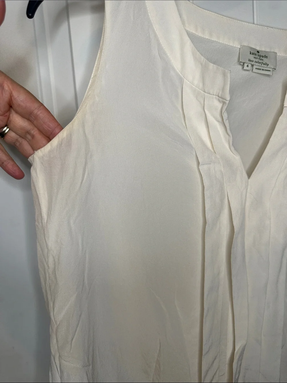 kate spade 100% silk Cream V-Notch Pleated Sleeveless Top unlined